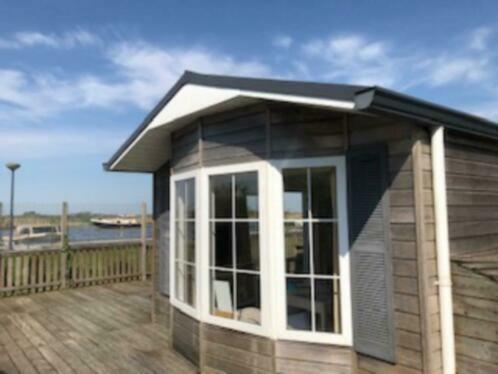 Waterchalet Number 6 Recreationpark Yn'E Lijte Grou Met Ligplaats Boot Villa Exterior photo